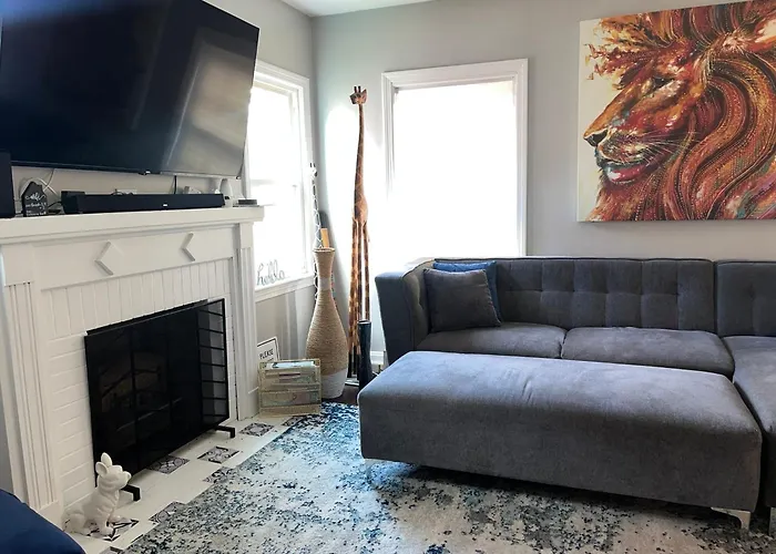 Cozy, Upstairs Apartment Pets Welcome With Fee Family Friendly Close To Everything