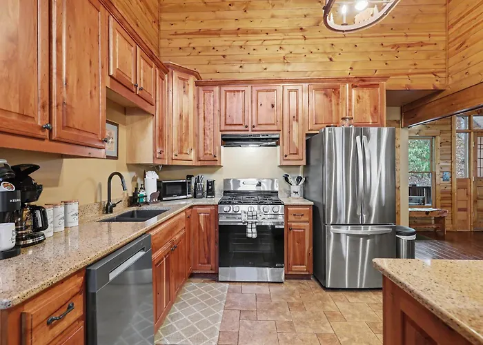 Creekside Luxury Vintage Mountain Cabin, King Bed, Spa, Fire Pit, Game Room, Dogsok