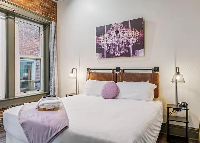 Historic Main St 1Br | Walk To Dining & Nightlife