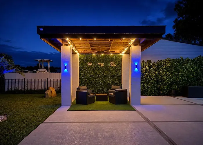 The Florida Oasis-A Cozy Modern Retreat