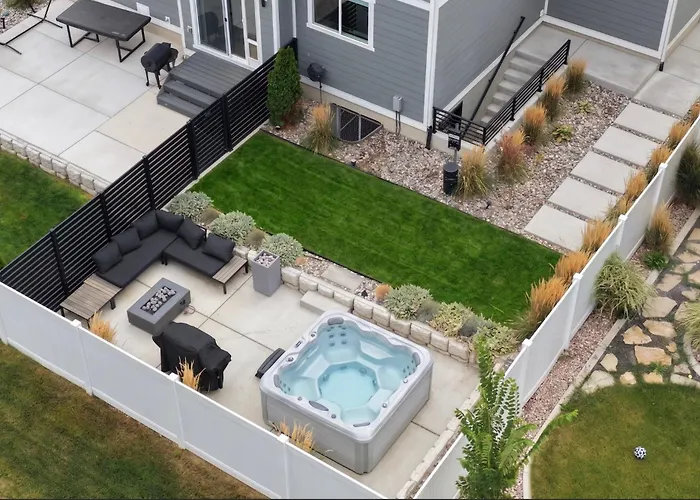 Modern Luxeden With Private Hot Tub And Fenced Yard