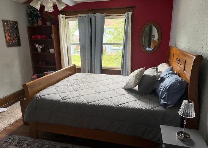 Tree House 6 Bedrooms, 2 Blocks From Everything
