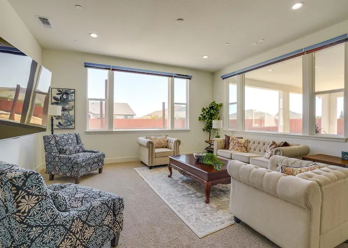 Private Yard & Patio! Modern Manteca Gem