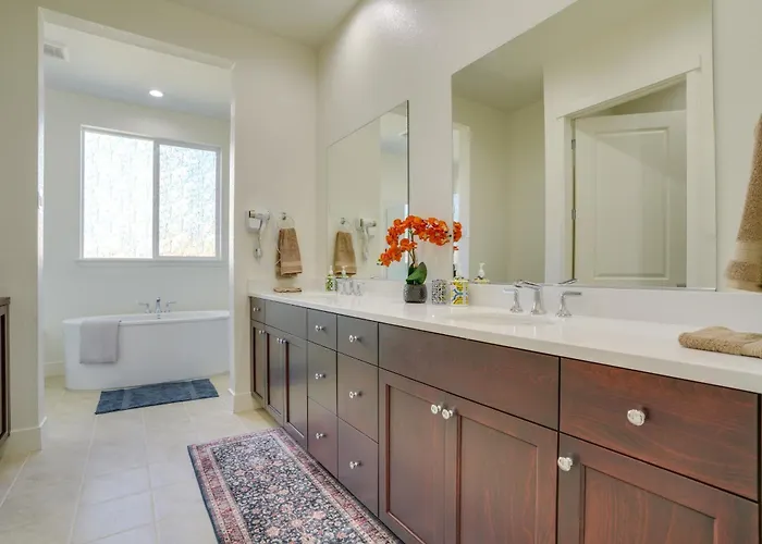 Private Yard & Patio! Modern Manteca Gem