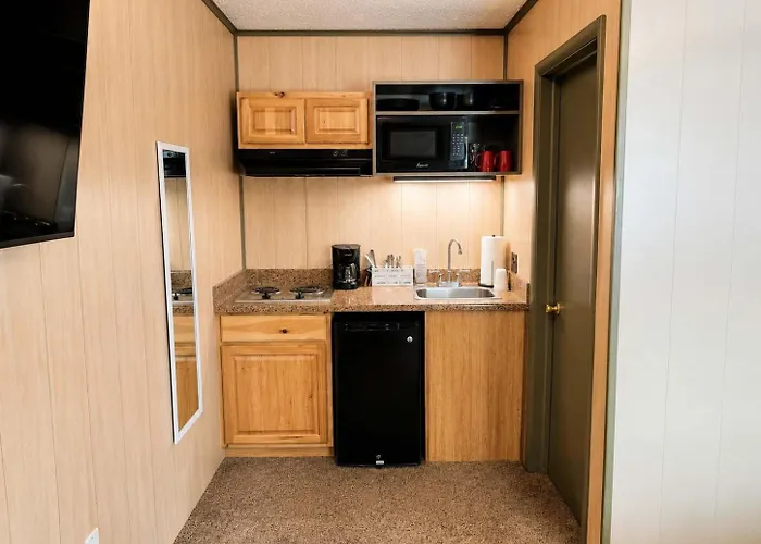 Room 20-1 Queen Suite-Woodland Motor Lodge