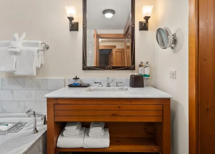 1322 Spruce Peak Mountain Side Guest Room 2- Beds Sleeps 4 Ski In Ski Out By Stowe Mountain Rentals