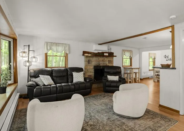 The Little Brown House - Cozy Retreat Near Lake