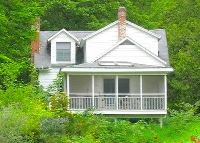 Charming Farmhouse Cottage Rental Situated In The Wilderness Near Stockbridge, Massachusetts