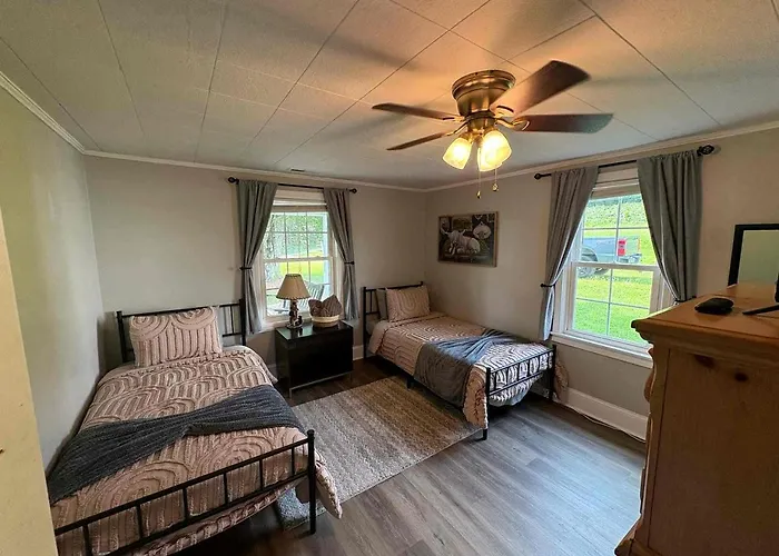 Peaceful Country Retreat With Private Backyard & Fire Pit Near Elkin & Stone Mountain State Park, Nc