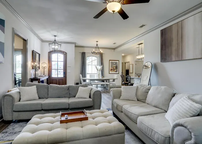 Home W/ Pool & Outdoor Entertainment In Gonzales