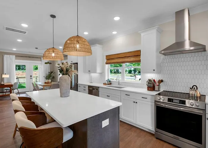 Less Than A Mile To Downtown With Fenced Yard For Pets