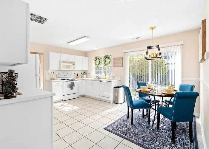 Stylish Home Pet-Friendly Private Fenced Yard