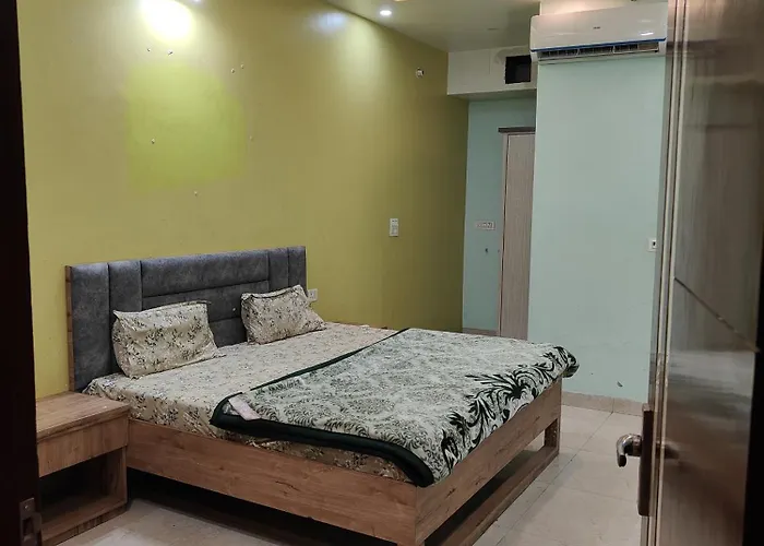 Hotel Ncr & Cafe
