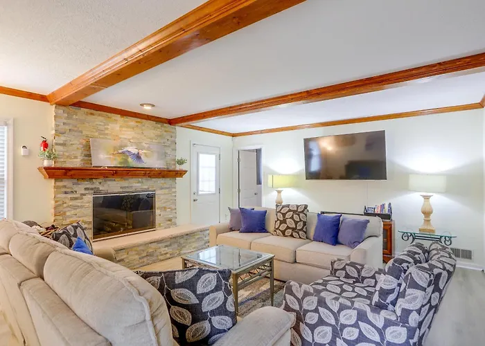 Group-Friendly Rambler W/ Fenced Backyard & Deck