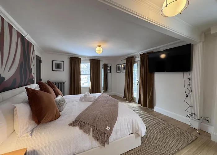 Cozy Colonial Home Hot Tub, Game Room ,Home Theatre,Karaoke