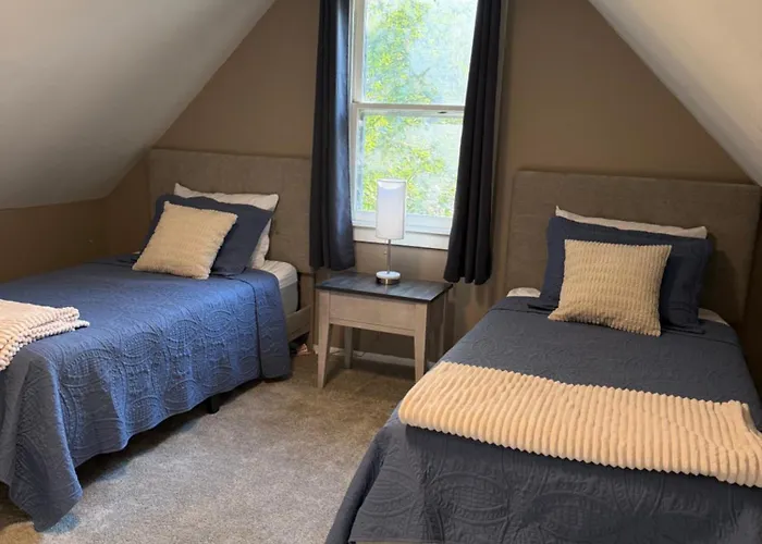 Historic Leclaire Home - 3Br, 2 King Beds & Huge Loft