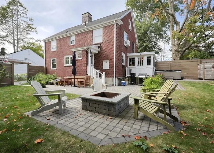 Cozy Colonial Home Hot Tub, Game Room ,Home Theatre,Karaoke