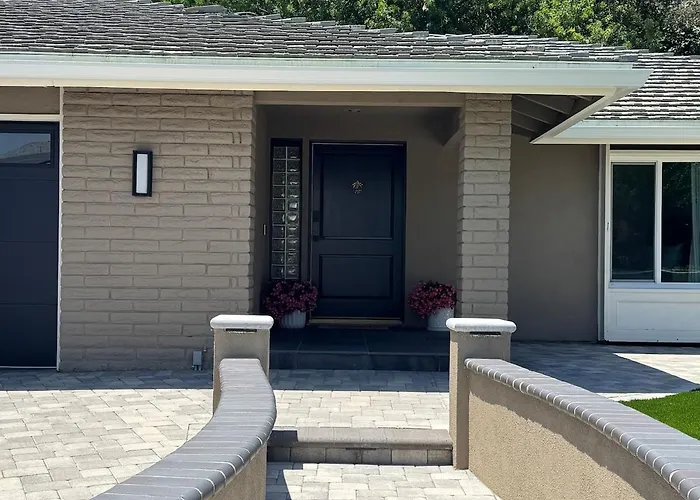 Private Luxury Oasis Renovated With Huge Backyard