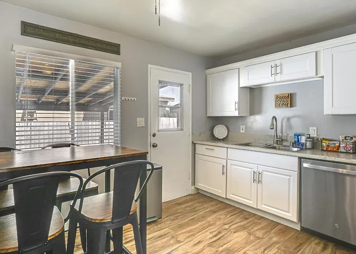 5 Mi To Sdsu & Trails! Stylish Apartment W/ Patio