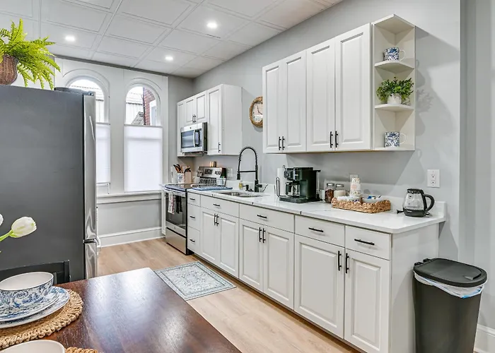 Boutique Mansion Studio In Downtown Bedford