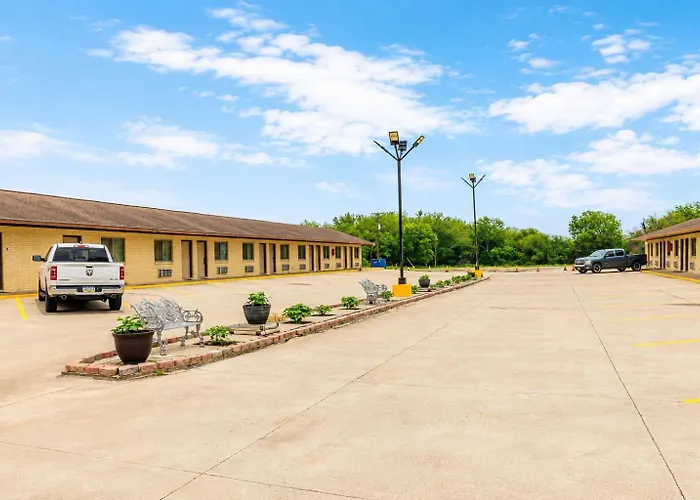 Freer Executive Inn And Studios