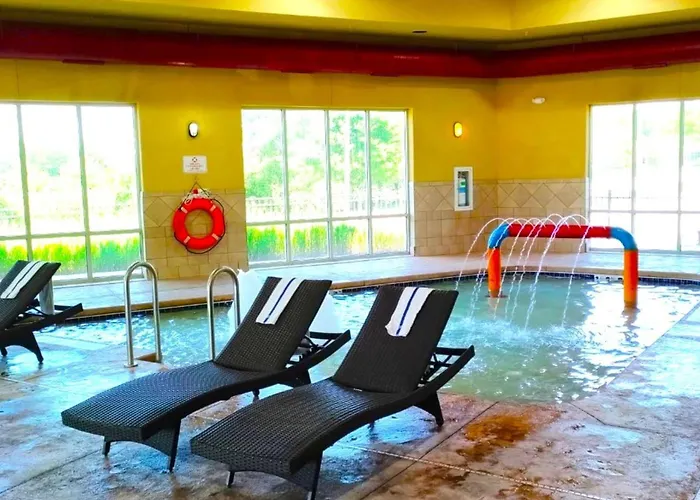 Holiday Inn Express & Suites Milwaukee Nw - Park Place By Ihg