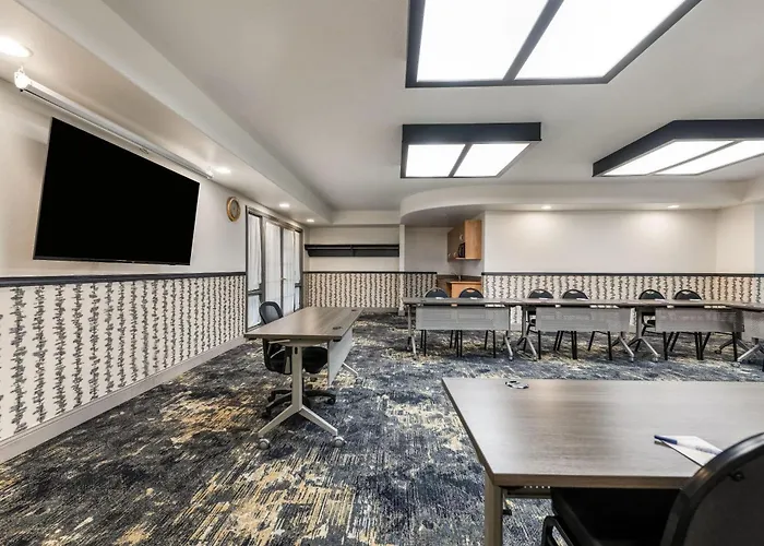 Days Inn & Suites By Wyndham Thunder Bay