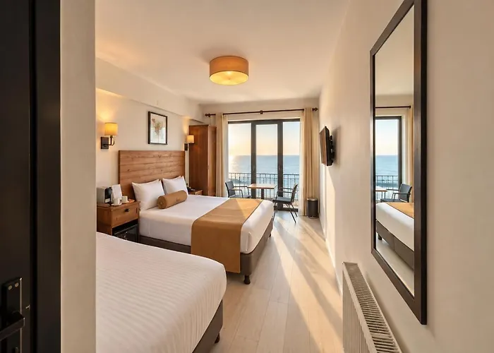 8 Rooms Hotel