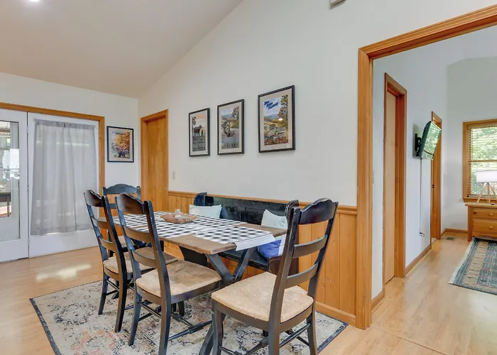 Pet-Friendly Waynesville Retreat W/ Hot Tub!