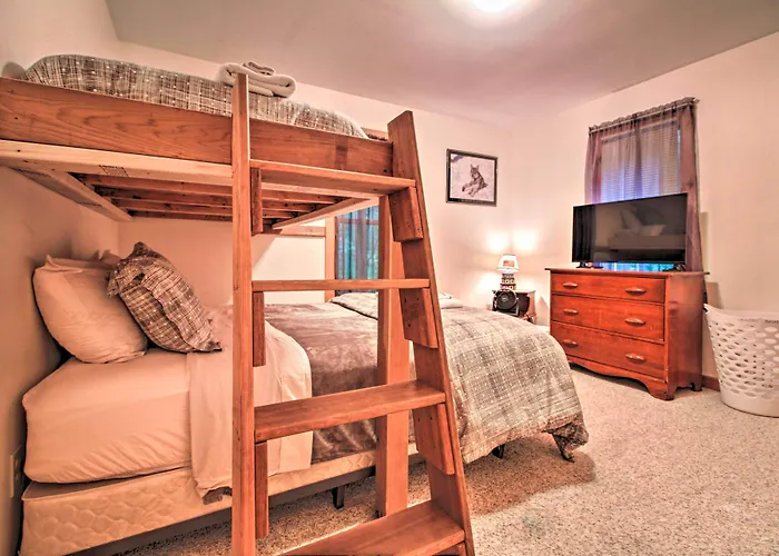 Ludlow Home W/ Hot Tub, Near Okemo Resort!