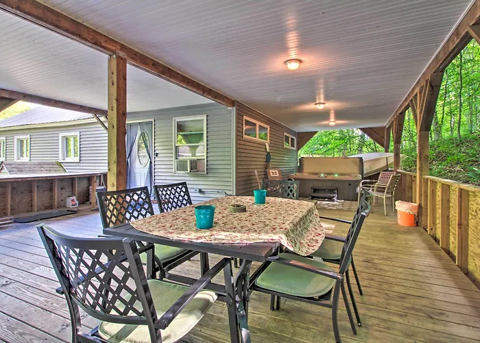 Ludlow Home W/ Hot Tub, Near Okemo Resort!