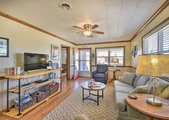 Nags Head Cottage: Screened Porch, Walk To Beach!
