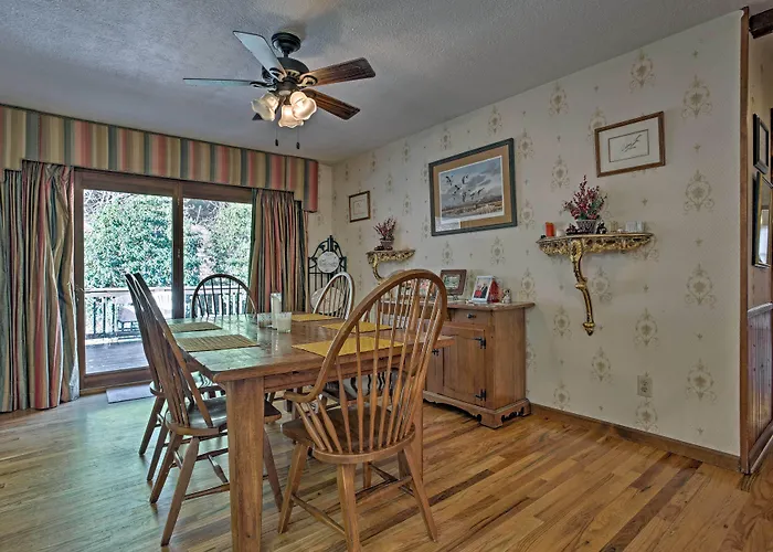 Emerald Gate Farm Cabin W/ On-Site Fishing Pond!