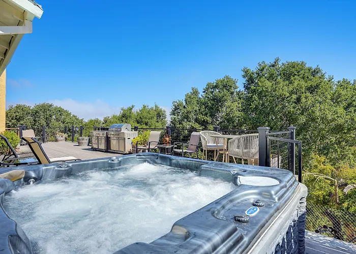 Vallejo Home W/ Spacious Deck, Hot Tub & Views