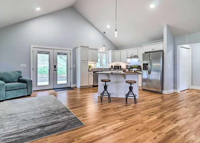 Waynesville Smart Cabin W/ Hot Tub & Views!