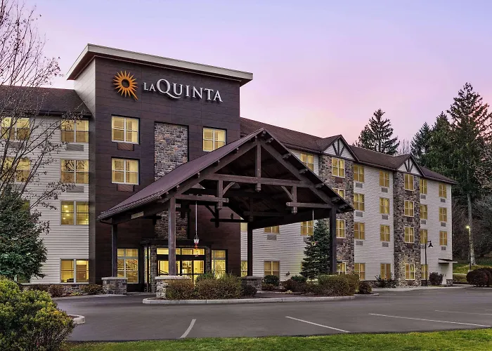 La Quinta Inn & Suites By Wyndham Lake George
