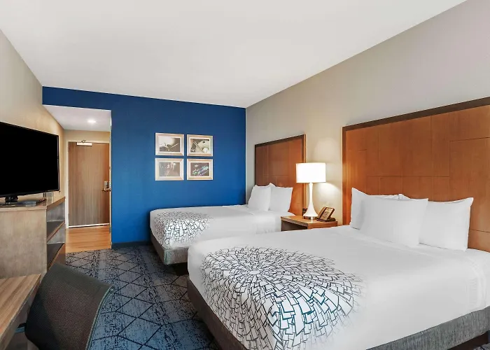 La Quinta Inn & Suites By Wyndham Kansas City Beacon Hill