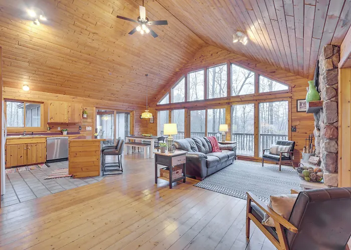 Cozy Wisconsin Cabin W/ Deck, Kayaks & Lake Views!