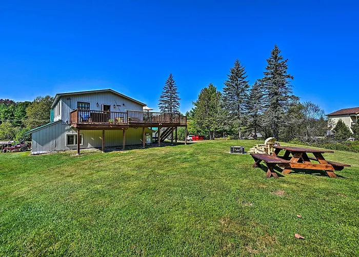 Cozy Apt W/ Hot Tub & Deck, 10 Mi To Stowe Resort!