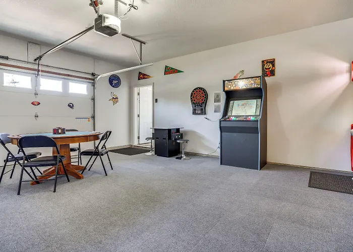 Mankato Getaway W/ Game Room & Salt Water Hot Tub!