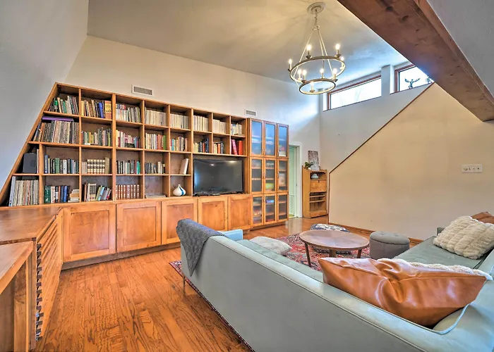 Bohemian Home W/ Screened Porch, 3 Mi To Lake!