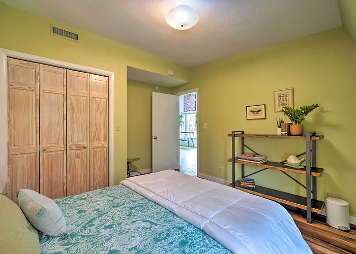 Bohemian Home W/ Screened Porch, 3 Mi To Lake!