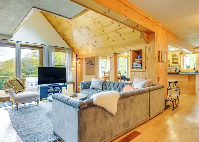 Storybook Stratton House: 3 Mi To Mount Snow!