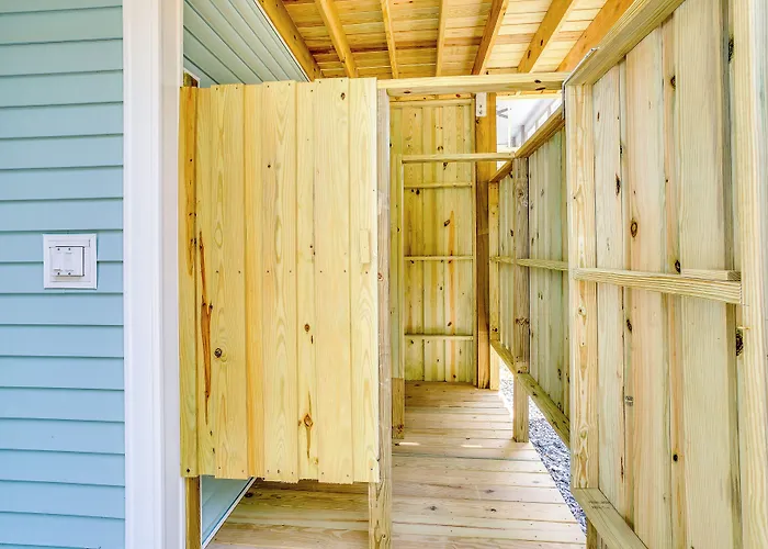 Coastal North Carolina Retreat: Half Mile To Beach