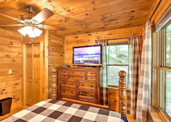 Charming Murphy Cabin W/ Porch - Near Hiking!
