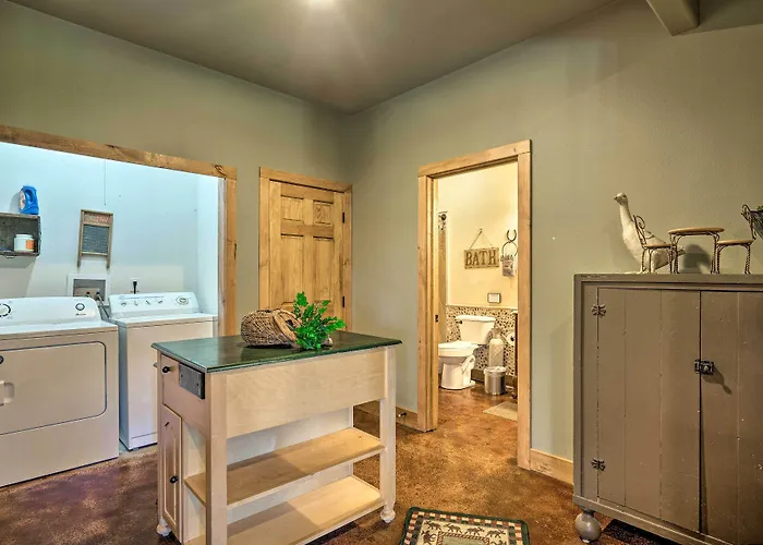 Cripple Creek Mountain Getaway W/ Hot Tub & Views!