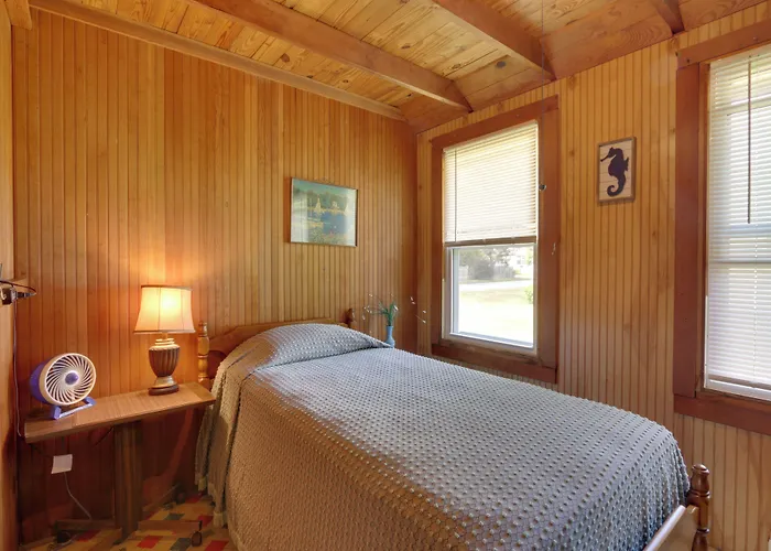 'Grandma'S Cottage' W/ Sunroom: Walk To Beach