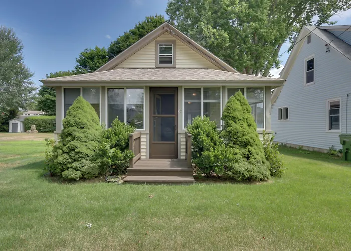 'Grandma'S Cottage' W/ Sunroom: Walk To Beach