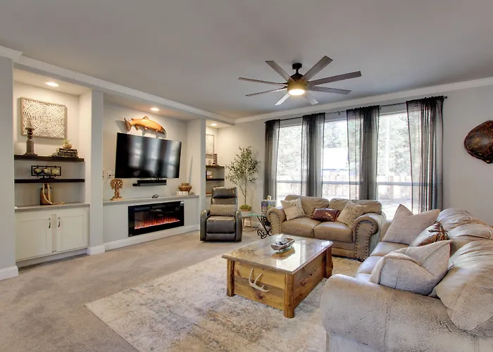 'The Hub' La Pine Vacation Rental - Dog Friendly!