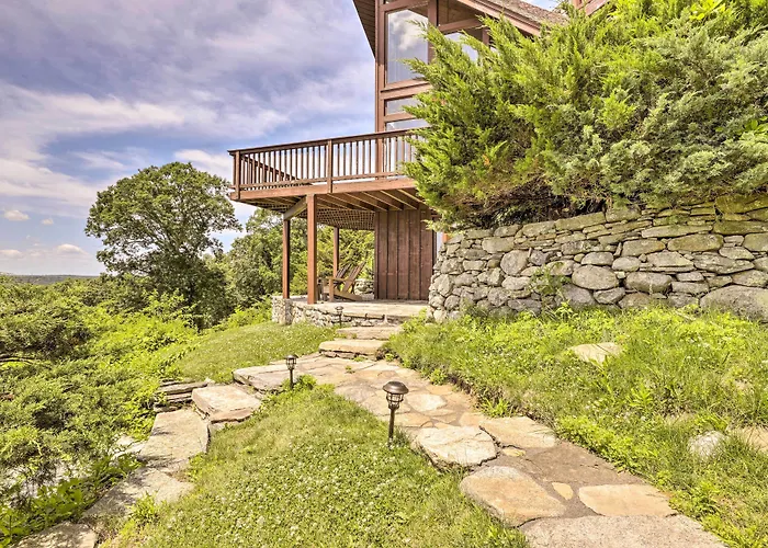 Cozy Studio: Indoor Hot Tub & Inground Pool Access